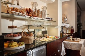 Petit déjeuner continental (10 CHF par personne)