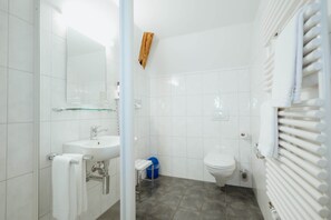 Standard Suite | Bathroom | Hair dryer, towels, soap, shampoo - Parkhotel Schwert - Self-Check-in (Weesen)