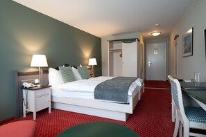 Standard Double or Twin Room | In-room safe, desk, blackout drapes, soundproofing - Parkhotel Schwert - Self-Check-in (Weesen)
