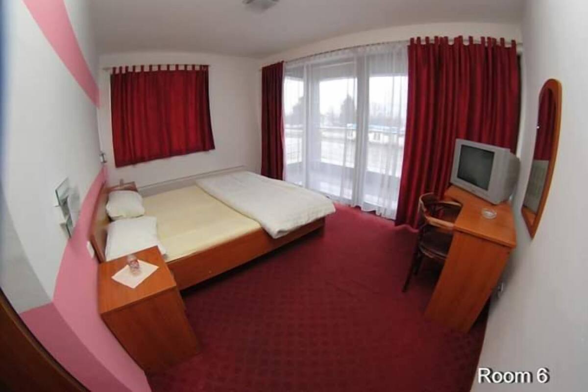 Habitación doble, balcón | Escritorio, insonorización, tabla de planchar con plancha y wifi gratis