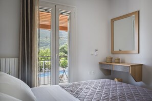 Villa Alexandros, Emily Villas Complex | 3 bedrooms, soundproofing, iron/ironing board, free WiFi - Emily Villas (Kefalonia)