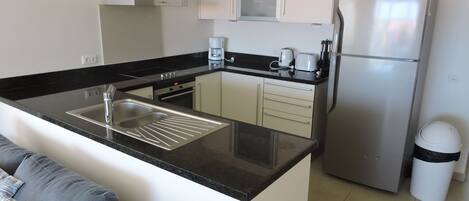 Apartment | Eigene Küche | Ofen, Herdplatte, Geschirrspüler, Wasserkocher mit Kaffee-/Teezubehör