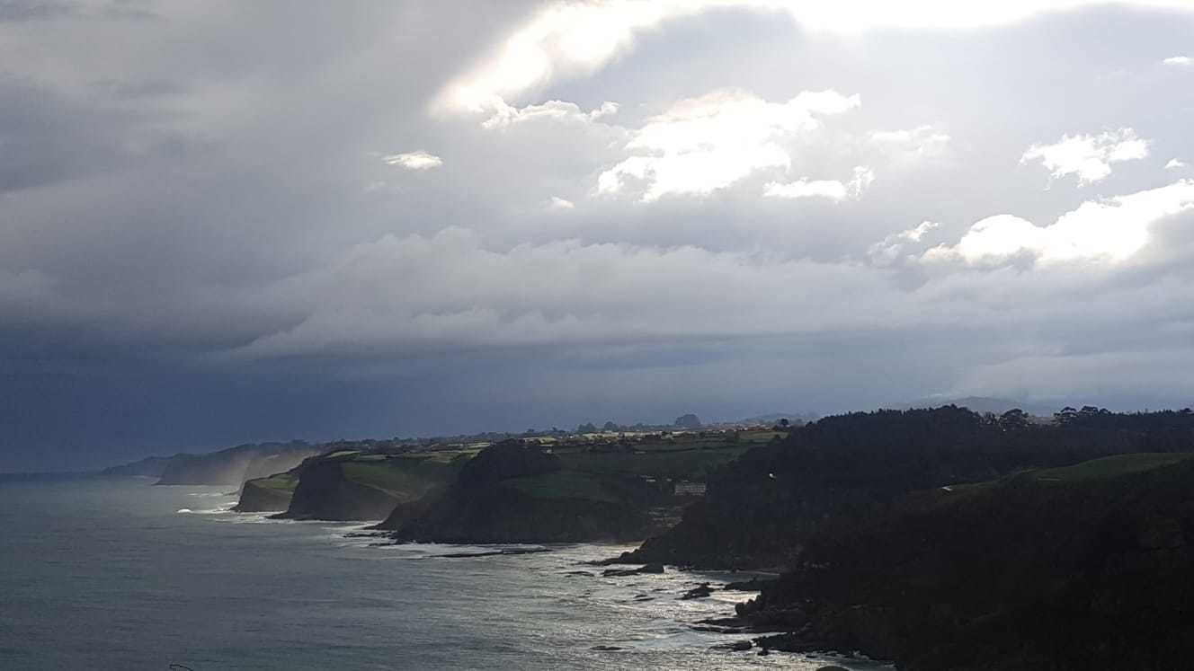 Un paisaje costero con acantilados y vistas al mar.