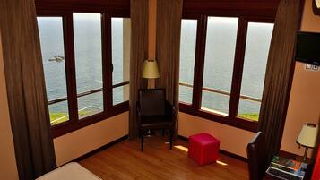 Habitación doble, vista al mar | Caja de seguridad en la habitación, escritorio y cortinas blackout