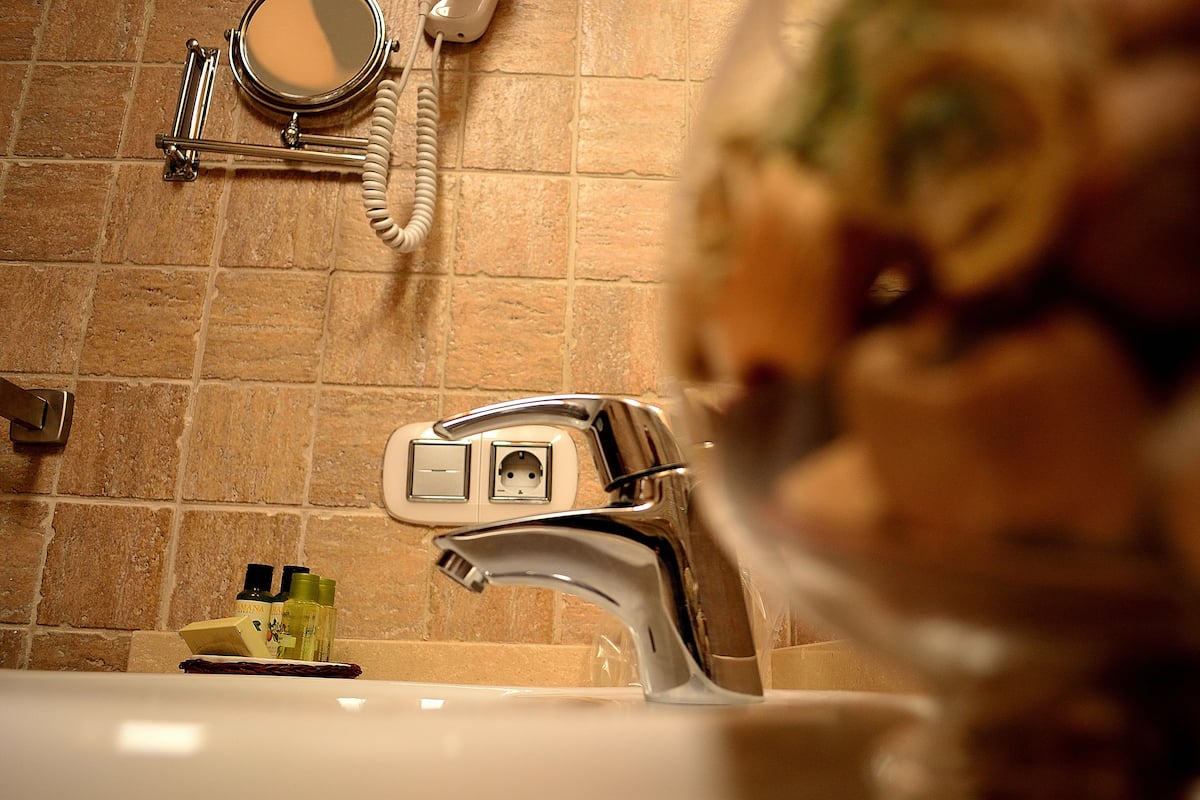 double room, sea view | bathroom | combined shower/bathtub, free toiletries, hair dryer, bidet