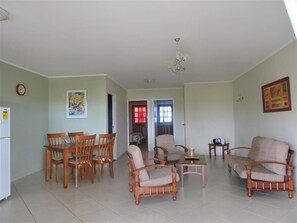 Apartemen | Area keluarga | TV