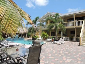 Outdoor pool, pool loungers - Weto Mini Resort (Willemstad)