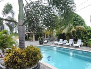 Outdoor pool, pool loungers - Weto Mini Resort (Willemstad)