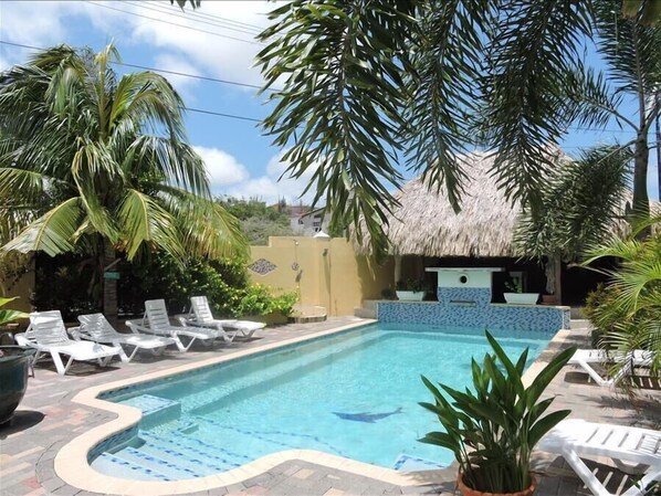 Kolam renang outdoor, dengan kursi berjemur