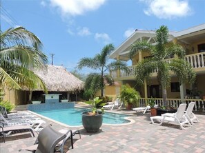 حمّام سباحة خارجي، مقاعد للتشمس