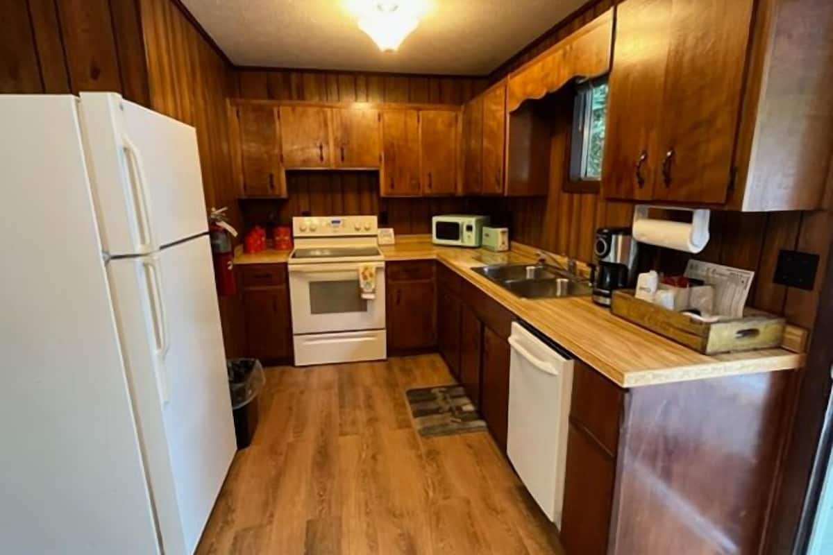 deluxe cabin, 1 queen bed, river view | private kitchen | microwave, coffee/tea maker