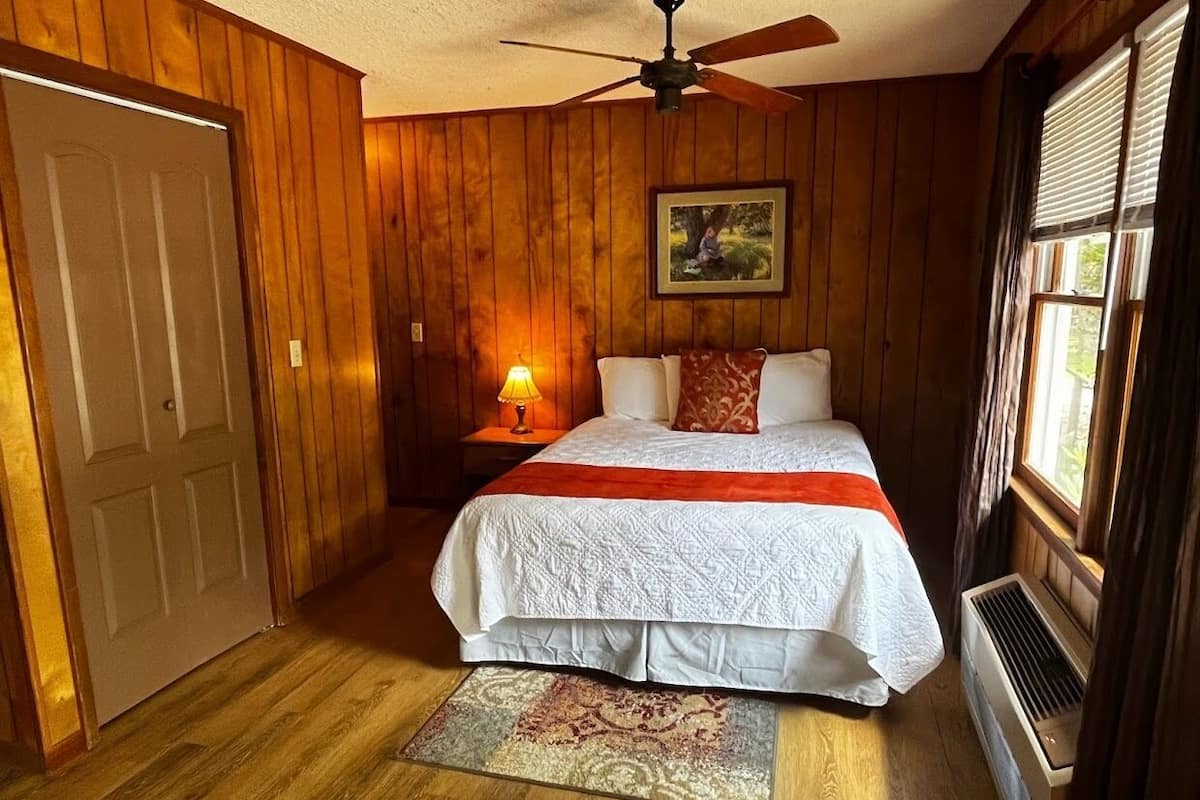Comfort Cabin, 1 Queen Bed, River View | 1 bedroom, individually decorated, individually furnished, soundproofing