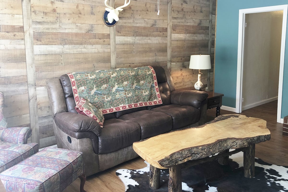 Suite, 2 Bedrooms, Kitchen, Mountain View | Living room | 42-inch TV with cable channels