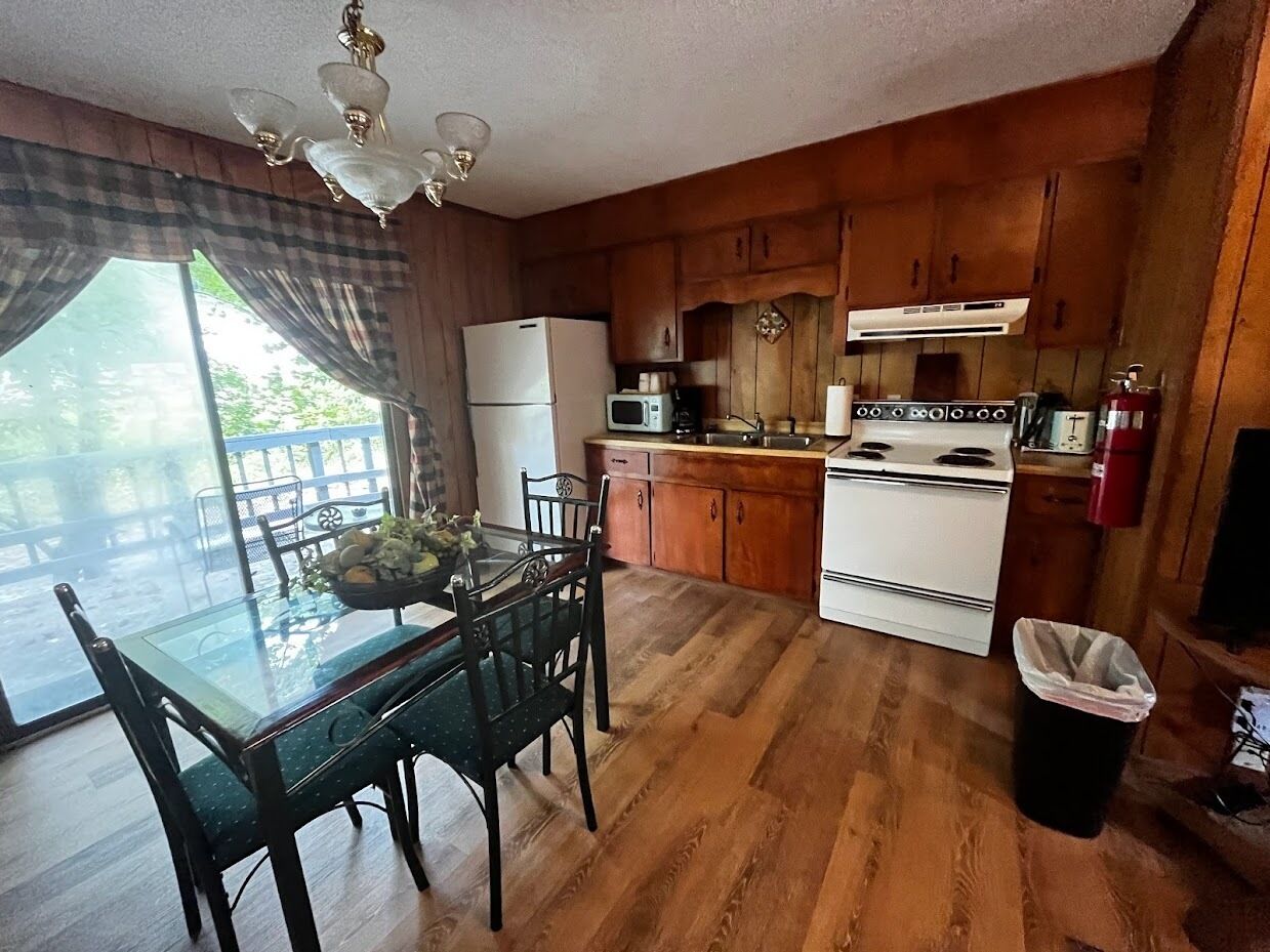 comfort cabin, 1 queen bed, river view | private kitchen | microwave, coffee/tea maker