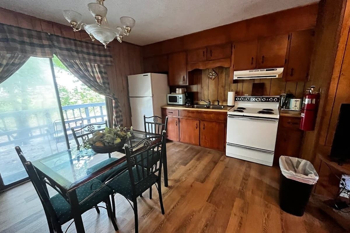 comfort cabin, 1 queen bed, river view | private kitchen | microwave, coffee/tea maker