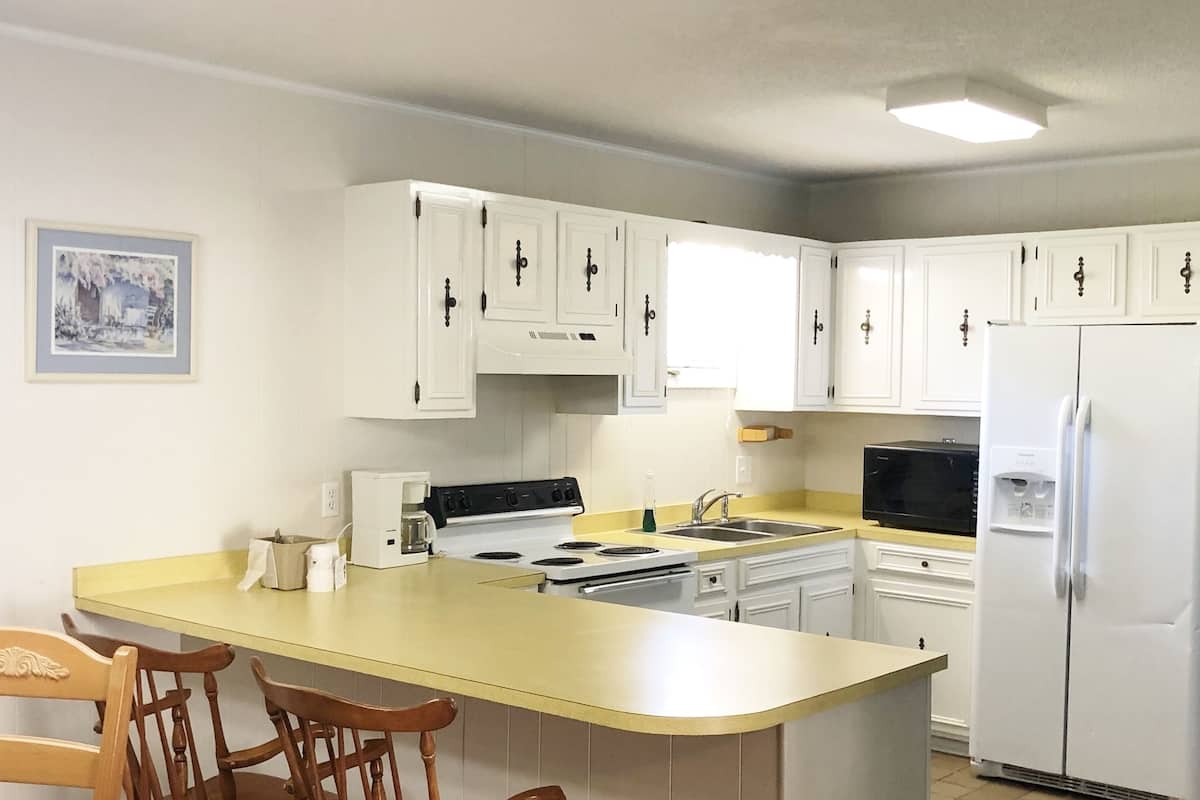 family cottage, 2 bedrooms, kitchen, mountain view | private kitchen | microwave, coffee/tea maker