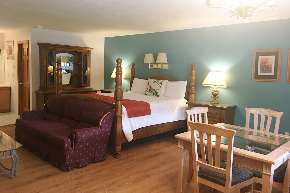Honeymoon Studio Suite, 1 King Bed, Bathtub, Mountain View | 1 bedroom, individually decorated, individually furnished, soundproofing