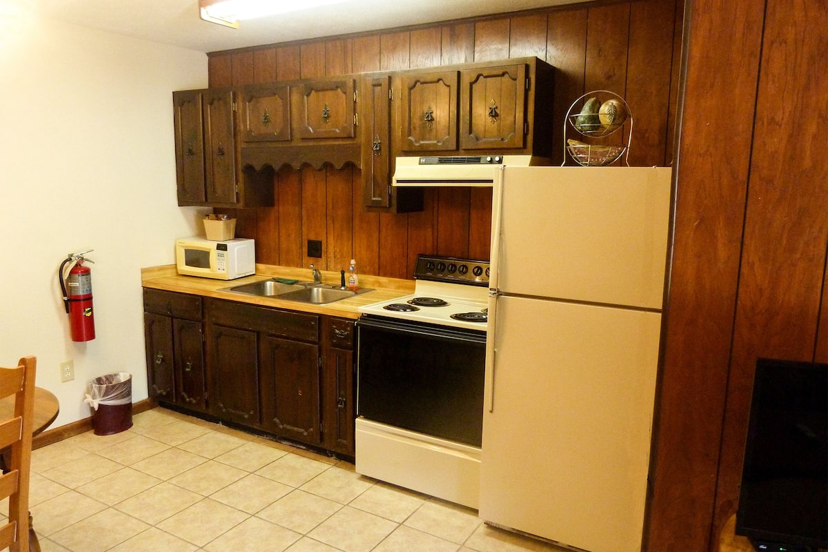 studio, 1 king bed, mountain view | private kitchen | microwave, coffee/tea maker