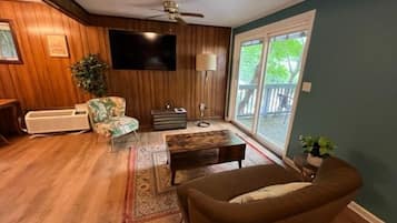 Deluxe Cabin, 1 Queen Bed, River View | Living area | 42-inch TV with cable channels
