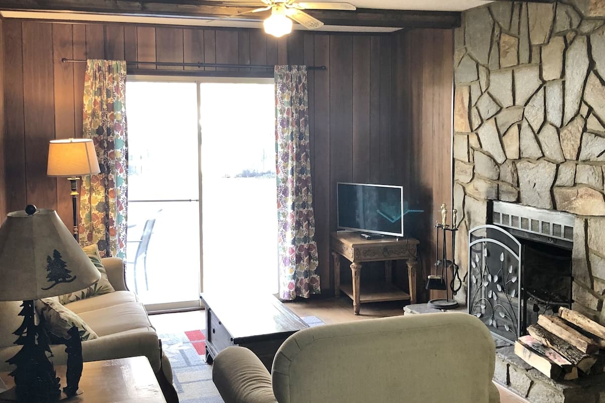 Family Cottage, 2 Bedrooms, Kitchen, Mountain View | Living area | 42-inch TV with cable channels