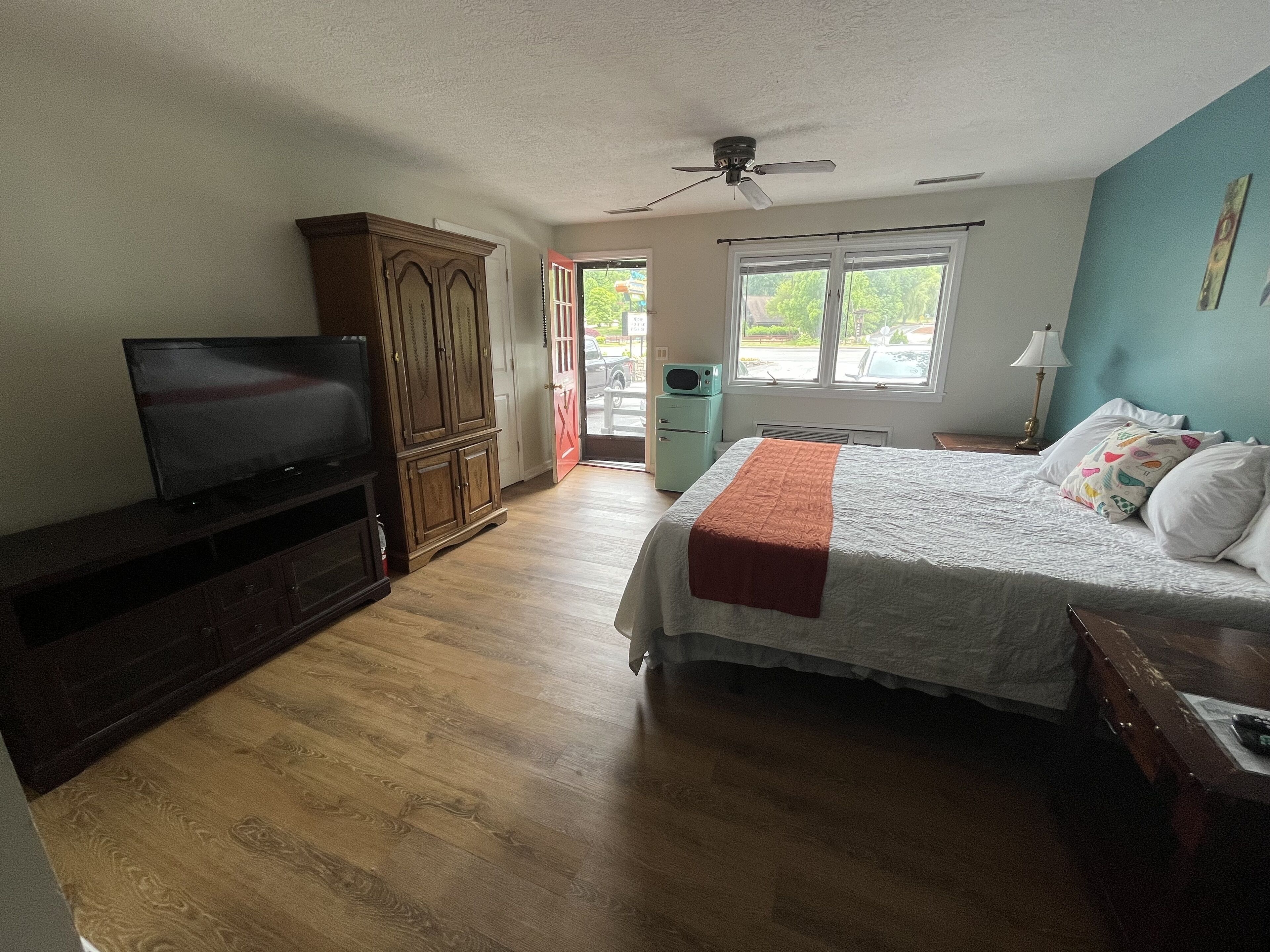room, 1 king bed, jetted tub, mountain view | 1 bedroom, individually decorated, individually furnished, soundproofing