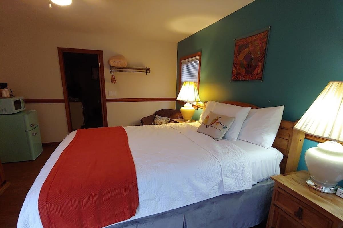 Room, 1 Queen Bed, Jetted Tub, Mountain View | 1 bedroom, individually decorated, individually furnished, soundproofing
