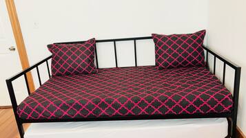 En 53-tommers Flatskjerm-TV med kabel-kanaler samt TV og peis