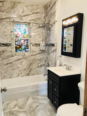 Combined shower/bathtub, free toiletries, hair dryer, towels - Boston Lodge and Suites (Boston)