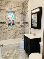 Combined shower/tub, free toiletries, hair dryer, towels