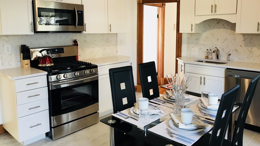 Boston Lodge and Suites