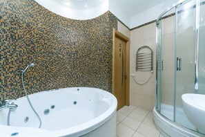 One bedroom. Luxury. 13 Khreshchatyk. Maidan - 2172 | Bathroom | Free toiletries, hair dryer, slippers, towels