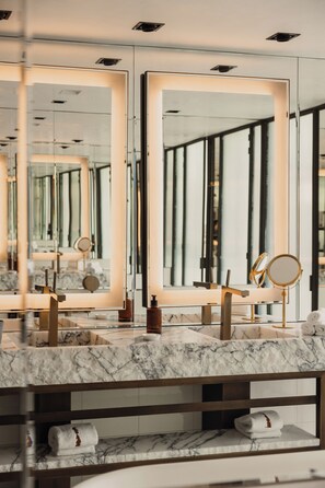 Suite – superior, terrasse | Bad | Toalettartikler (inkludert), hårføner, badekåper og tøfler