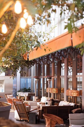 2 restaurantes; se sirve desayuno, almuerzo y cena; cocina mediterránea