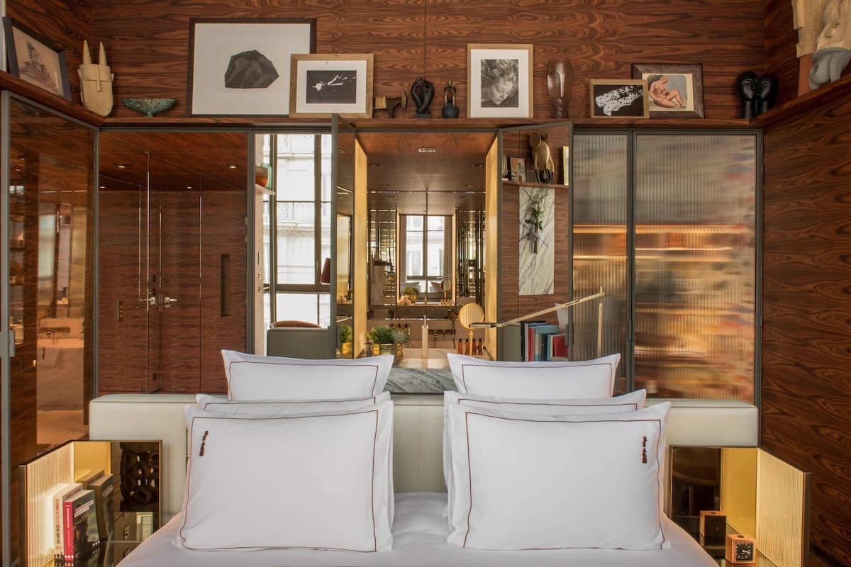 Un dormitorio con una cama grande, un vestidor y un armario con espejo.