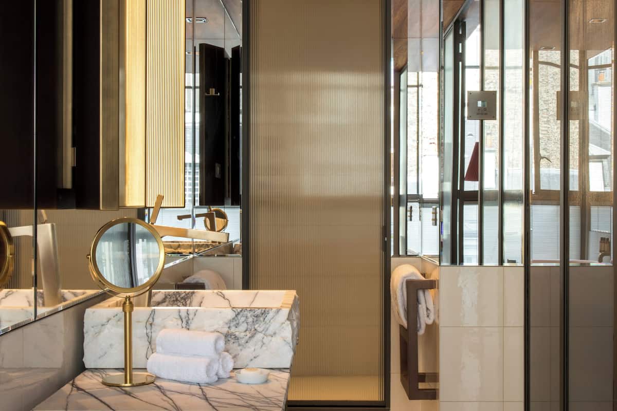 deluxe room | premium bedding, minibar, in-room safe, desk