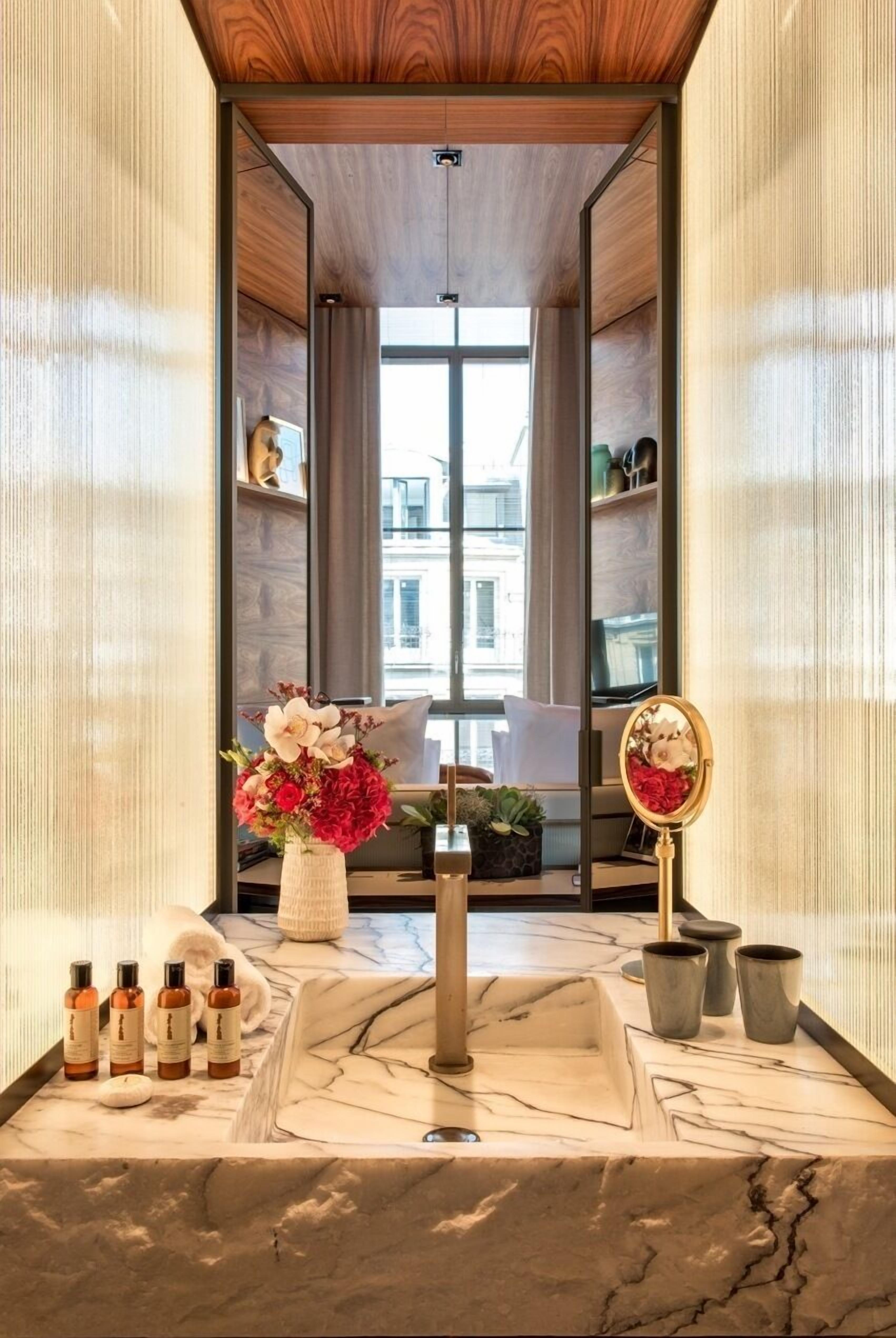 classic room | premium bedding, minibar, in-room safe, desk