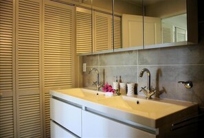 Departamento | Baño | Tina con regadera, secadora de cabello, toallas 