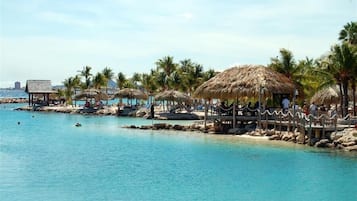 På stranden, hvit sand og solsenger