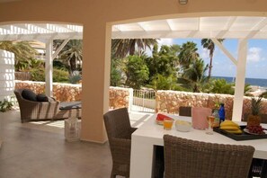 Outdoor dining - Ocean Resort Apartment Pelican (Willemstad)