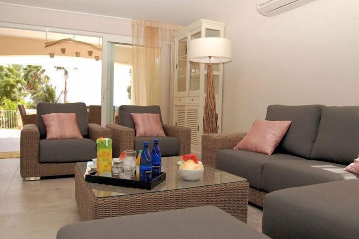 Apartment | Living room | Plasma TV, DVD player, iPod dock