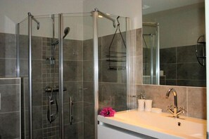 Bathroom shower - Ocean Resort Apartment Pelican (Willemstad)