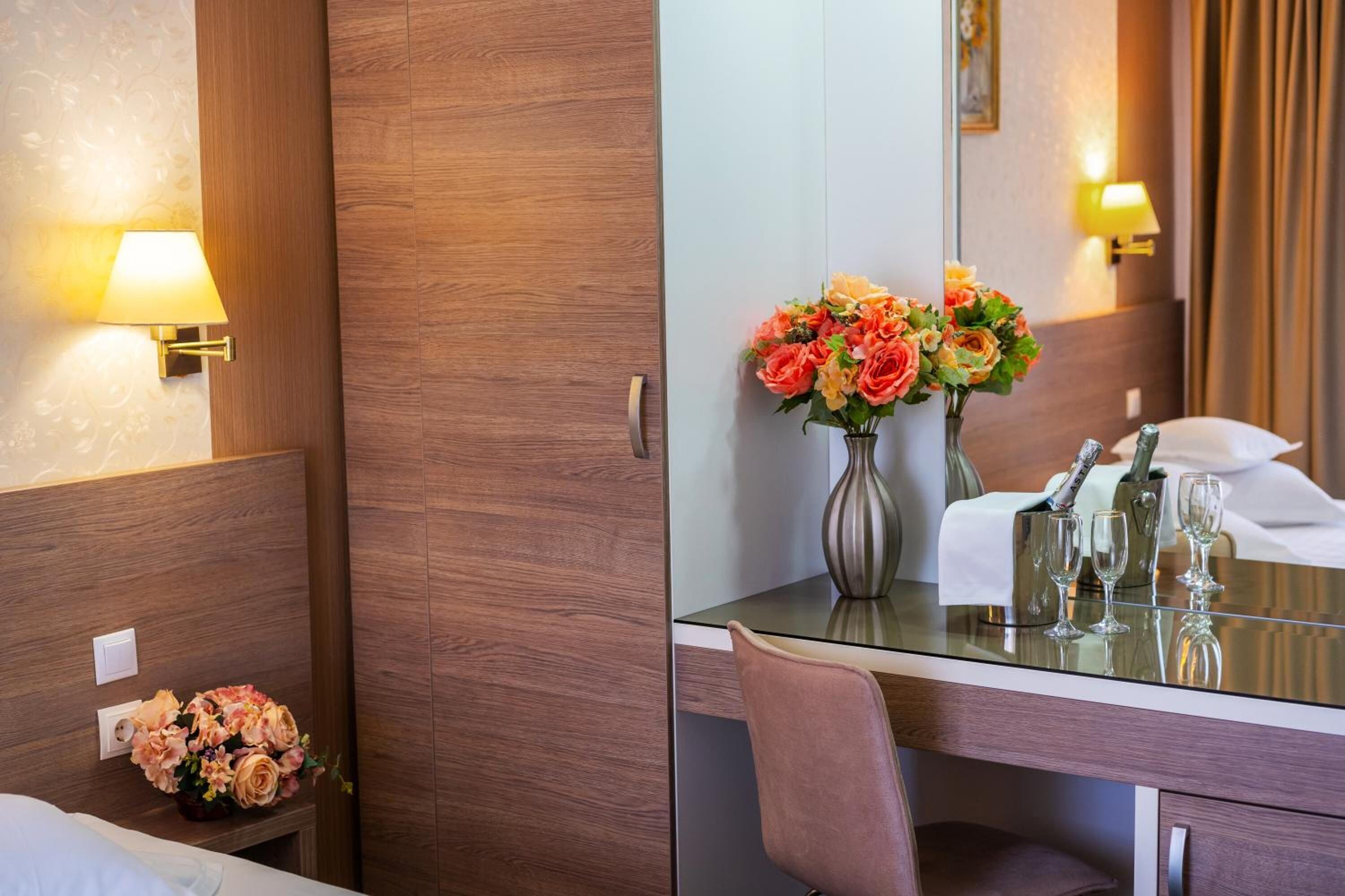 1 bedroom, in-room safe, desk, blackout curtains