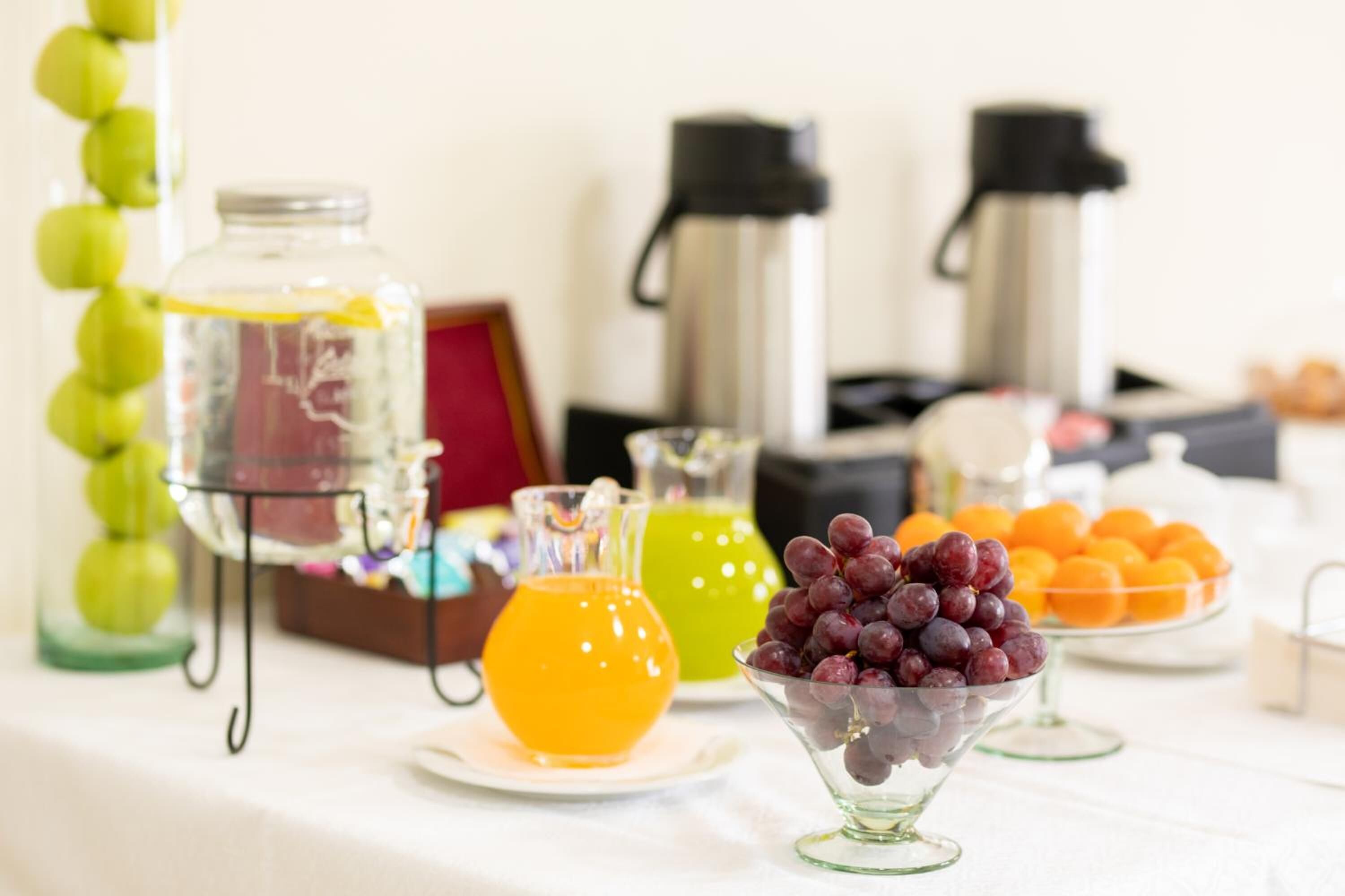 Un bufé de desayuno con diversas opciones de comida y bebidas.