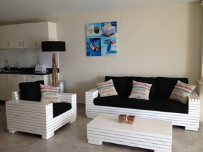 Departamento | Área de sala de estar | Televisión, reproductor de DVD y estación para iPod 