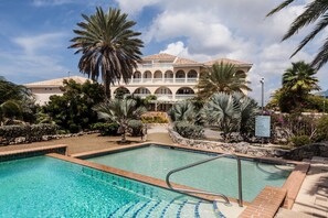 Outdoor pool, sun loungers - Ocean Resort Apartment Trupial (Willemstad)