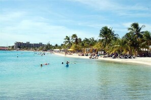 Di pantai dan pasir putih