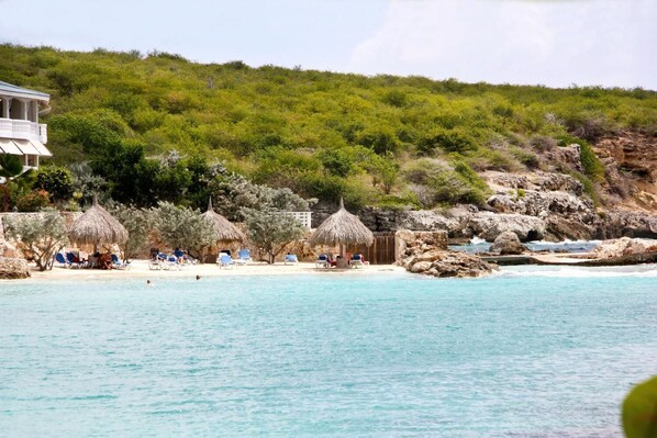 On the beach, white sand, beach towels - Ocean Resort Villa Condor (Willemstad)