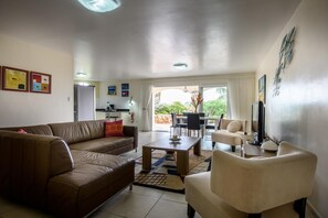 Téléviseur à écran plat, lecteur de DVD, station d’accueil pour iPod