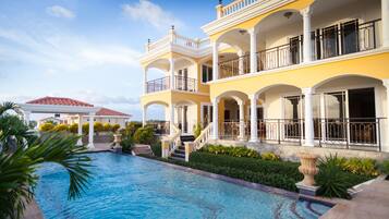 حمّام سباحة خارجي، مقاعد للتشمس