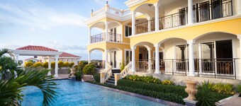 Villa with Spectacular Sea View